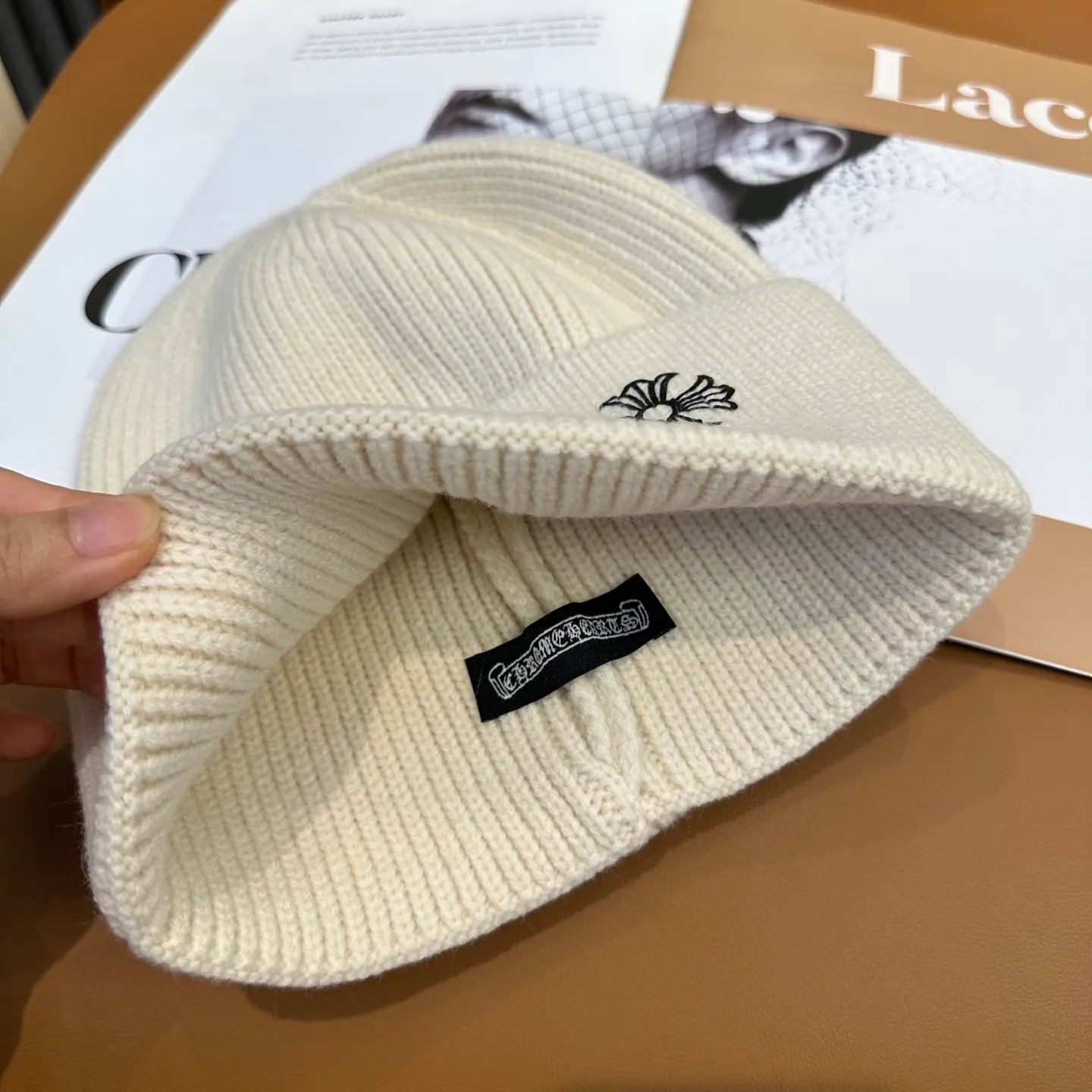 P50 🤍Chrome hearts new autumn and winter cross knitted hat🧶 One of the must-have hats in autumn and winter~ It really looks good on whoever wears it~, it is also a perfect match in black and white and gray in autumn~